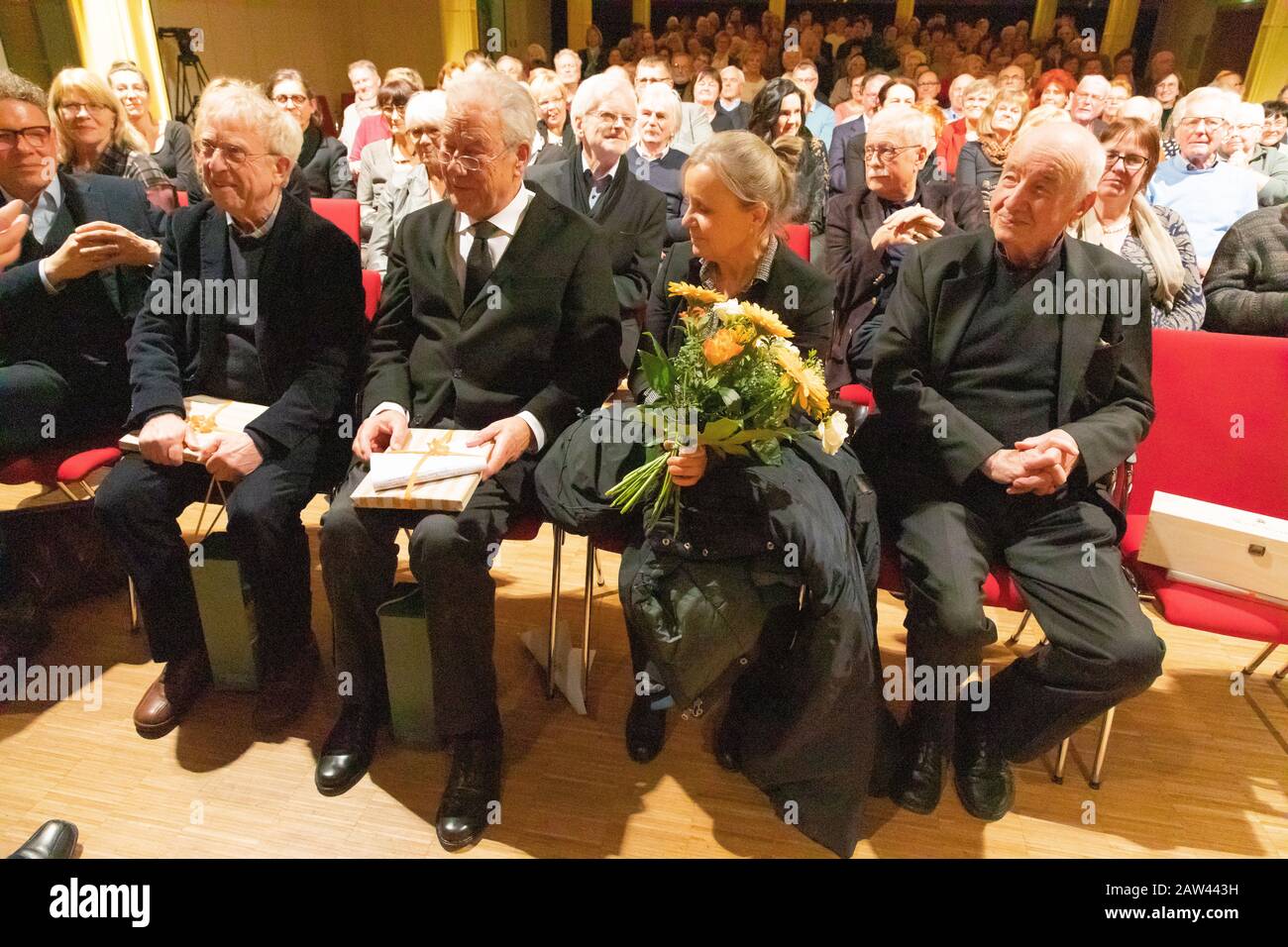 Armin Mueller Stahl Und Ehefrau Gabriele Scholz Bei Der Vernissage Zu Seiner Ausstellung Mit Dem Titel Vom Flug Der Freiheit Im Stadttheater Kamenz Photo Stock Alamy