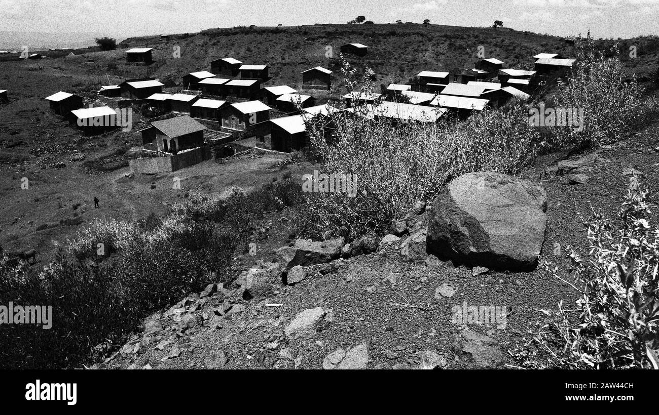 Lalibela/Ethiopie - 9 avril 2019: Les toits en fer ondulé sur les cabanes reflètent la dure lumière du soleil africaine de midi dans les environnements lunaires difficiles (noir et blanc) Banque D'Images