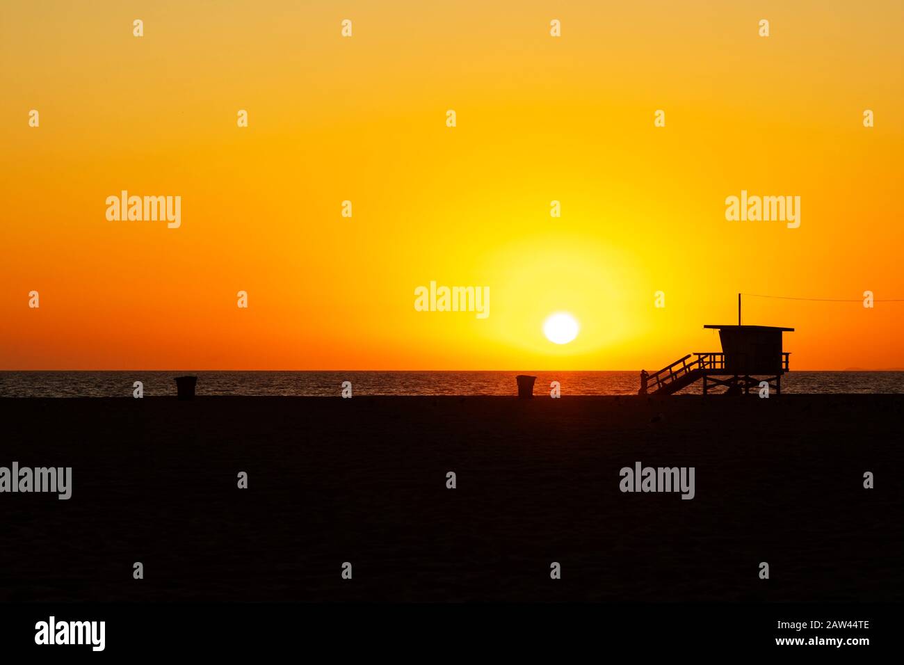 Coucher de soleil sur la plage de Santa Monica avec tour de sauveteur silhouetted. Los Angeles, Californie, États-Unis Banque D'Images