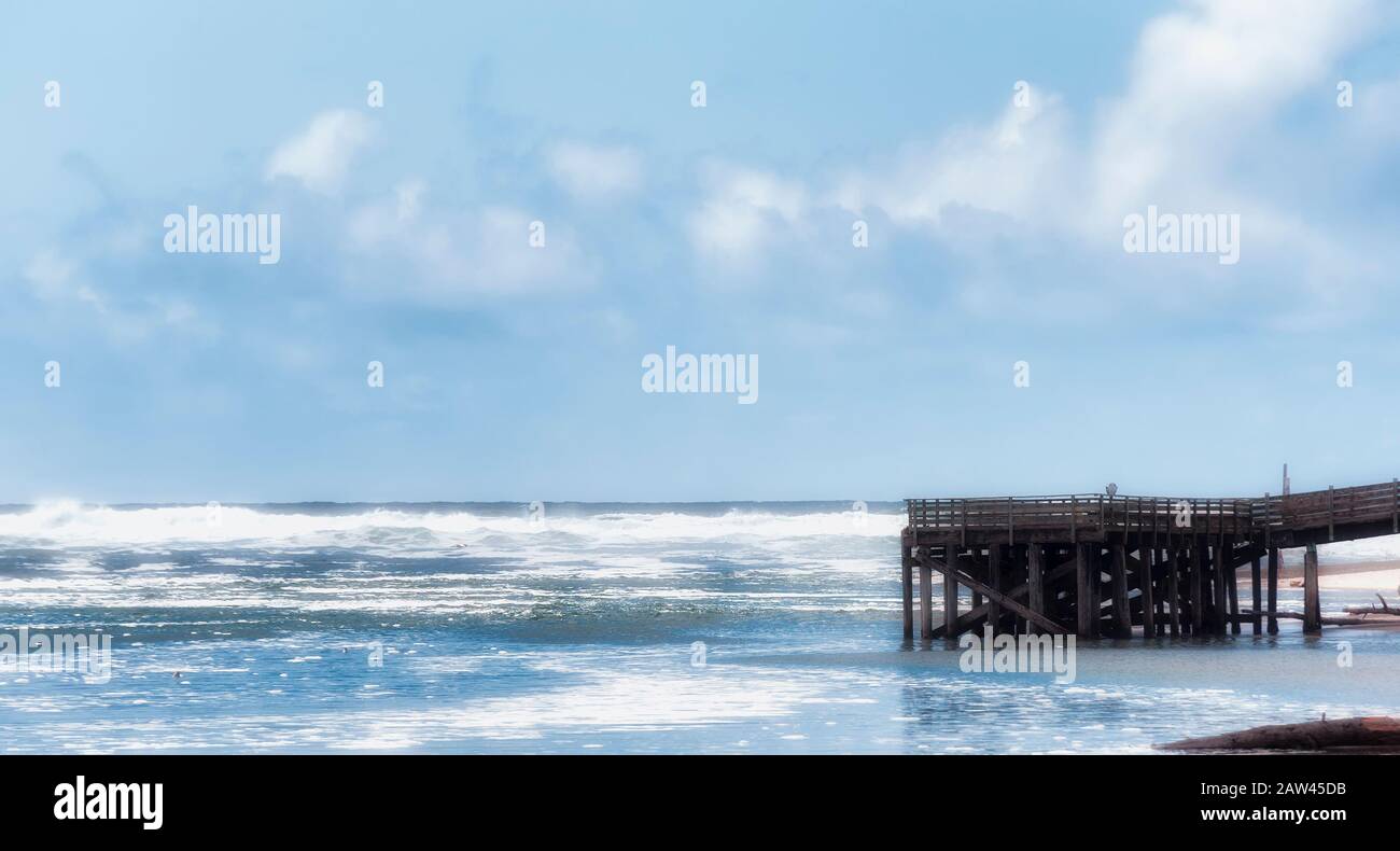 La jetée du quartier de la vieille ville de Lincoln City, sur la côte de l'Oregon, offre une belle vue sur les vagues de l'océan Pacifique. Banque D'Images