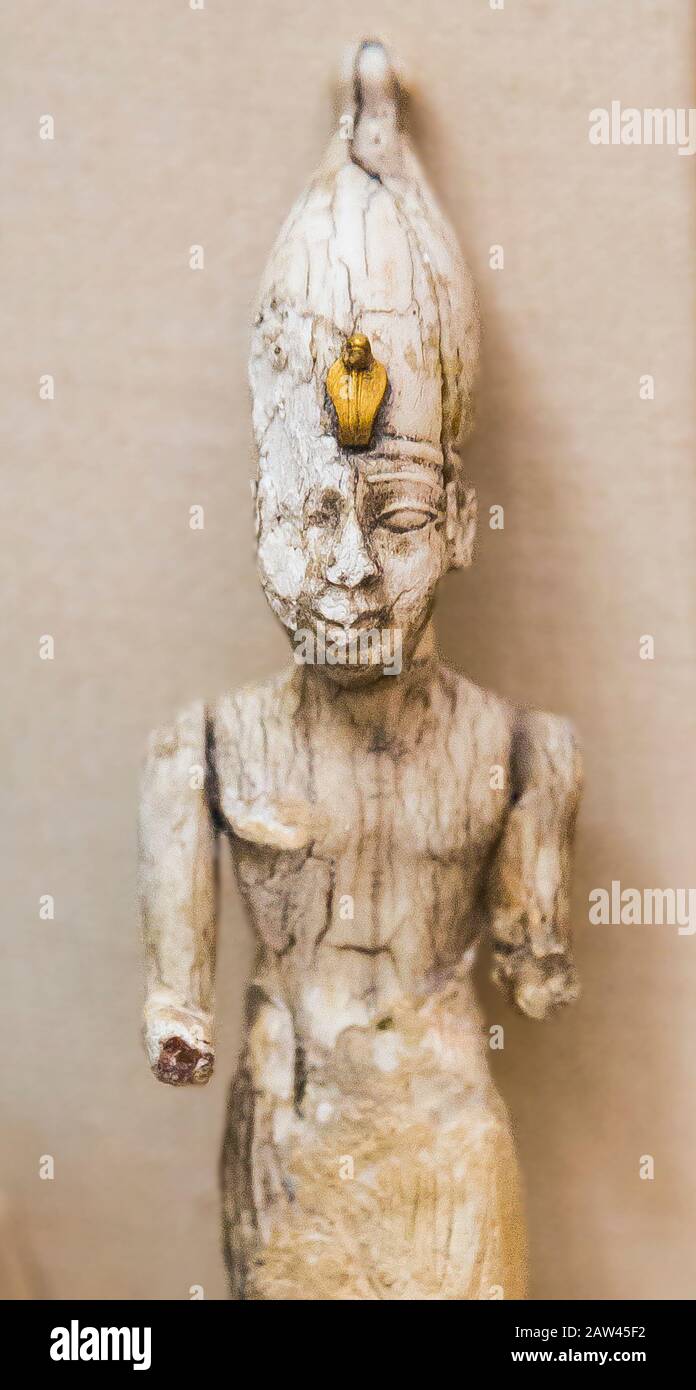 Egypte, le Caire, Musée égyptien, petite statuette du roi Tuthmose III Ivoire, or. Le nom du roi est écrit sur le piédestal en bois. Banque D'Images