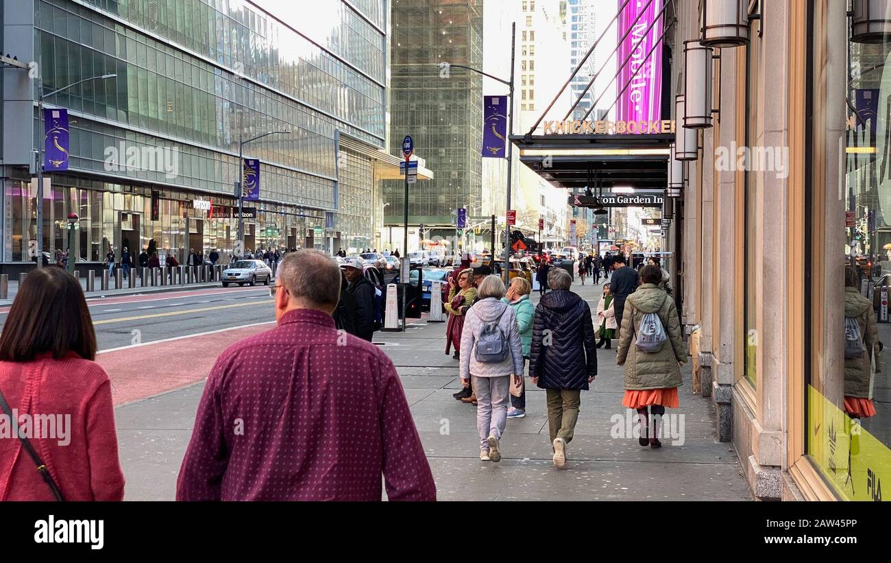 Piétons marchant sur East 42ème Street New York Banque D'Images