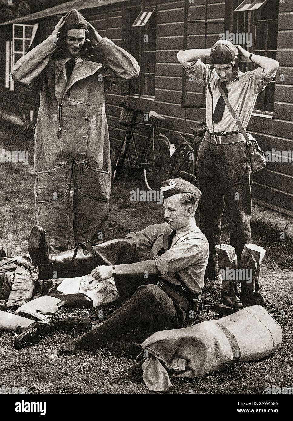 Suite à l'instruction initiale au sol des mathématiques, de la navigation, et des principes de vol, de nouvelles recrues ont appris les bases de la façon de voler dans des avions tels que la de Havilland Tiger Moth et ont volé leur premier vol solo. Les tests finaux et les examens ont suivi une formation avancée. Si l'élève a reçu son brevet de vol ou ses ailes de pilote, ces trois nouveaux pilotes ont été soumis avec leur kit de vol complet en juillet 1940, juste à temps pour la bataille de Grande-Bretagne. Banque D'Images