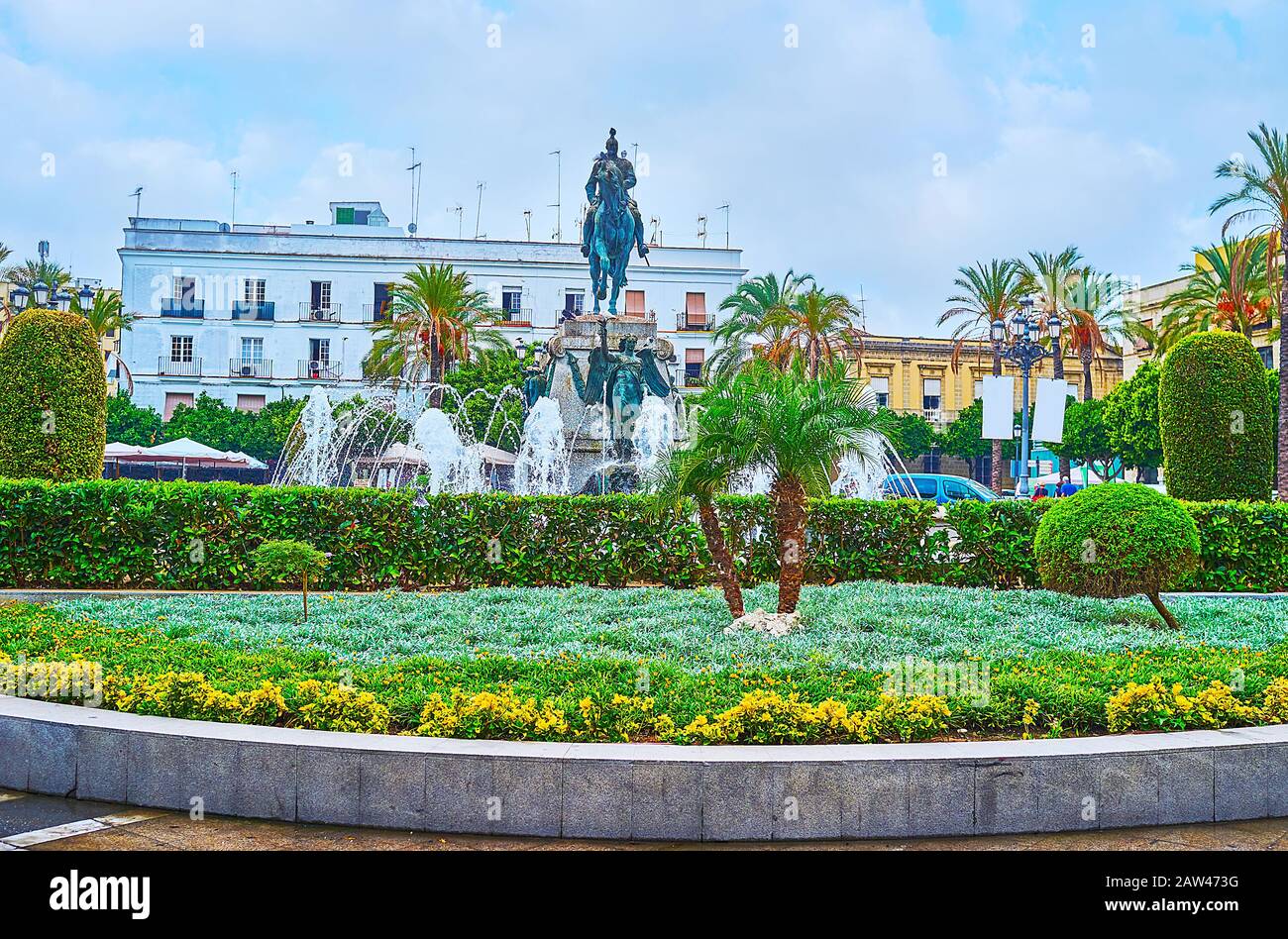 Les magnifiques lits de fleurs et le jardin pitié autour de la fontaine de la place Plaza del Arenal, avec statue équestre en bronze de Miguel Primo de Rivera, ris Banque D'Images