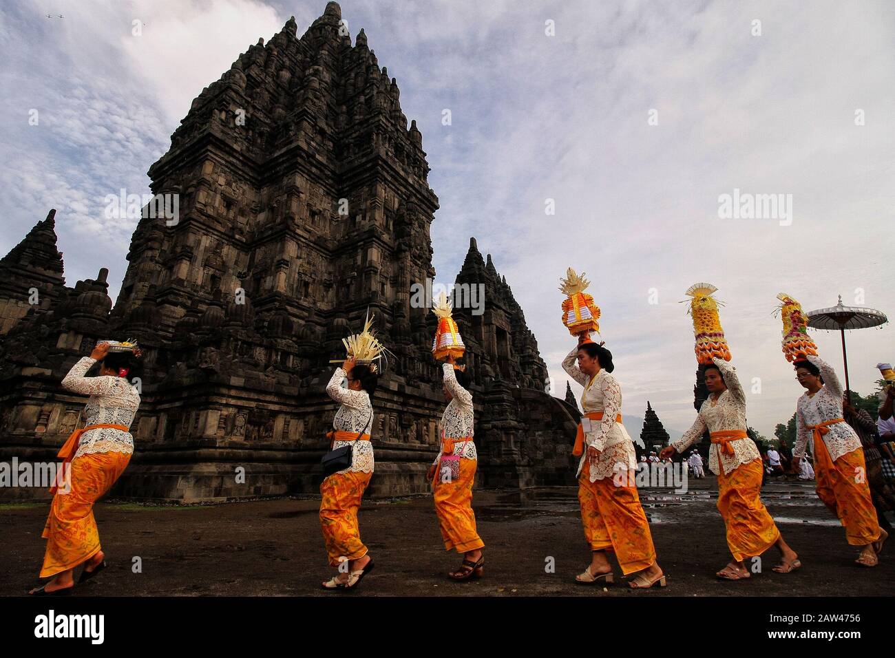 Les hindous indonésiens qui ont organisé une grande cérémonie de Tawur Agung Kesanga un jour avant le jour de Nyepi ou le jour du silence au temple de Pramabanan, mercredi 6 mars 2019. Tawur Agung Kesanga est une cérémonie spirituelle des hindous pour donner un sens à l'harmonie de la vie qui se fait en gardant l'équilibre avec Dieu, les êtres humains et l'univers. Dans le jour de Nyepi tous les Hindous les gens juste garder le silence sans rien faire ce que l'on appelle Tapa Brata. Banque D'Images