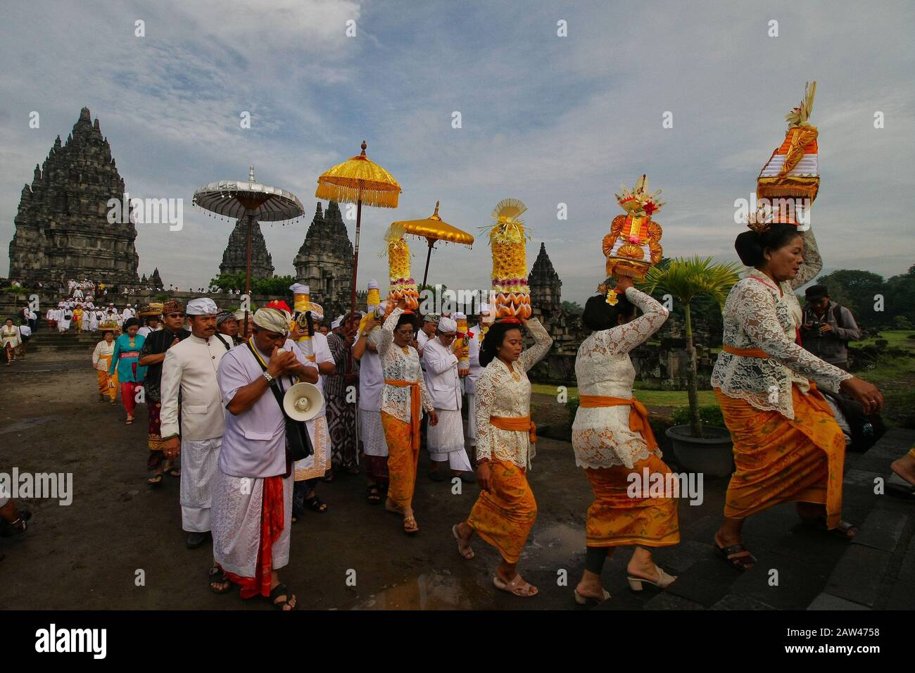 Les hindous indonésiens qui ont organisé une grande cérémonie de Tawur Agung Kesanga un jour avant le jour de Nyepi ou le jour du silence au temple de Pramabanan, mercredi 6 mars 2019. Tawur Agung Kesanga est une cérémonie spirituelle des hindous pour donner un sens à l'harmonie de la vie qui se fait en gardant l'équilibre avec Dieu, les êtres humains et l'univers. Dans le jour de Nyepi tous les Hindous les gens juste garder le silence sans rien faire ce que l'on appelle Tapa Brata. Banque D'Images