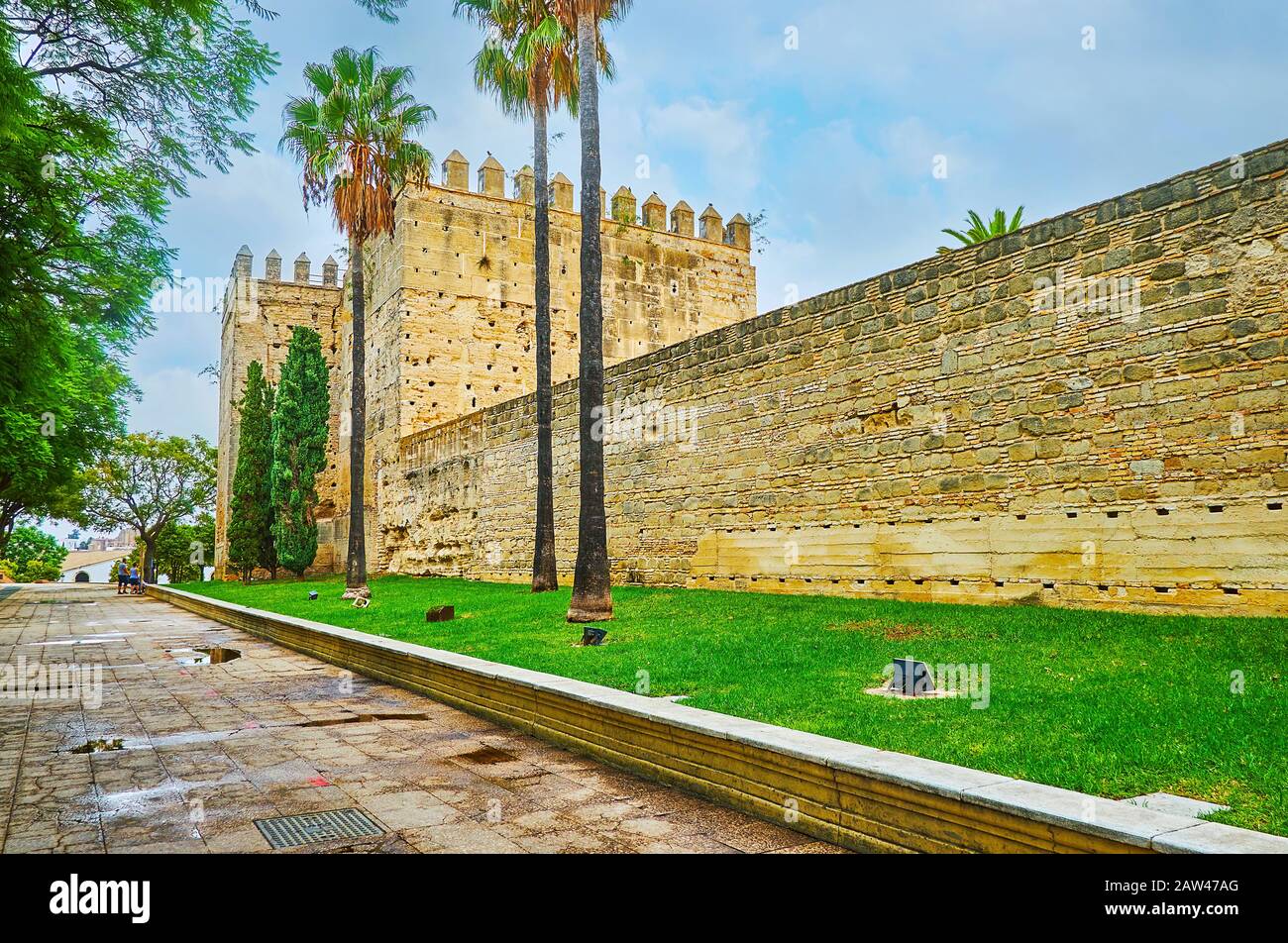 Extérieur de la forteresse Alcazar, qui est l'un des principaux monuments de la ville et symboles historiques de Jerez, en Espagne Banque D'Images