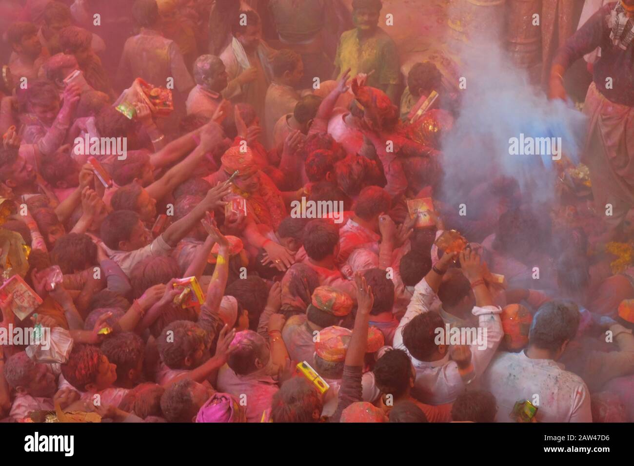 Vue générale surpeuplée lors du festival hindou Holi à banke bihari temple vrindavan, Inde, le 20 mars 2019. Le Hindou Hali Festival a lieu en Inde. La célébration de deux jours marque la victoire du bien sur le mal et marque la fin de l'hiver et l'arrivée du printemps. Les célébrations du festival de Hali sont généralement des résidents indiens jouant de l'eau tout en jetant de la poudre colorée. Banque D'Images