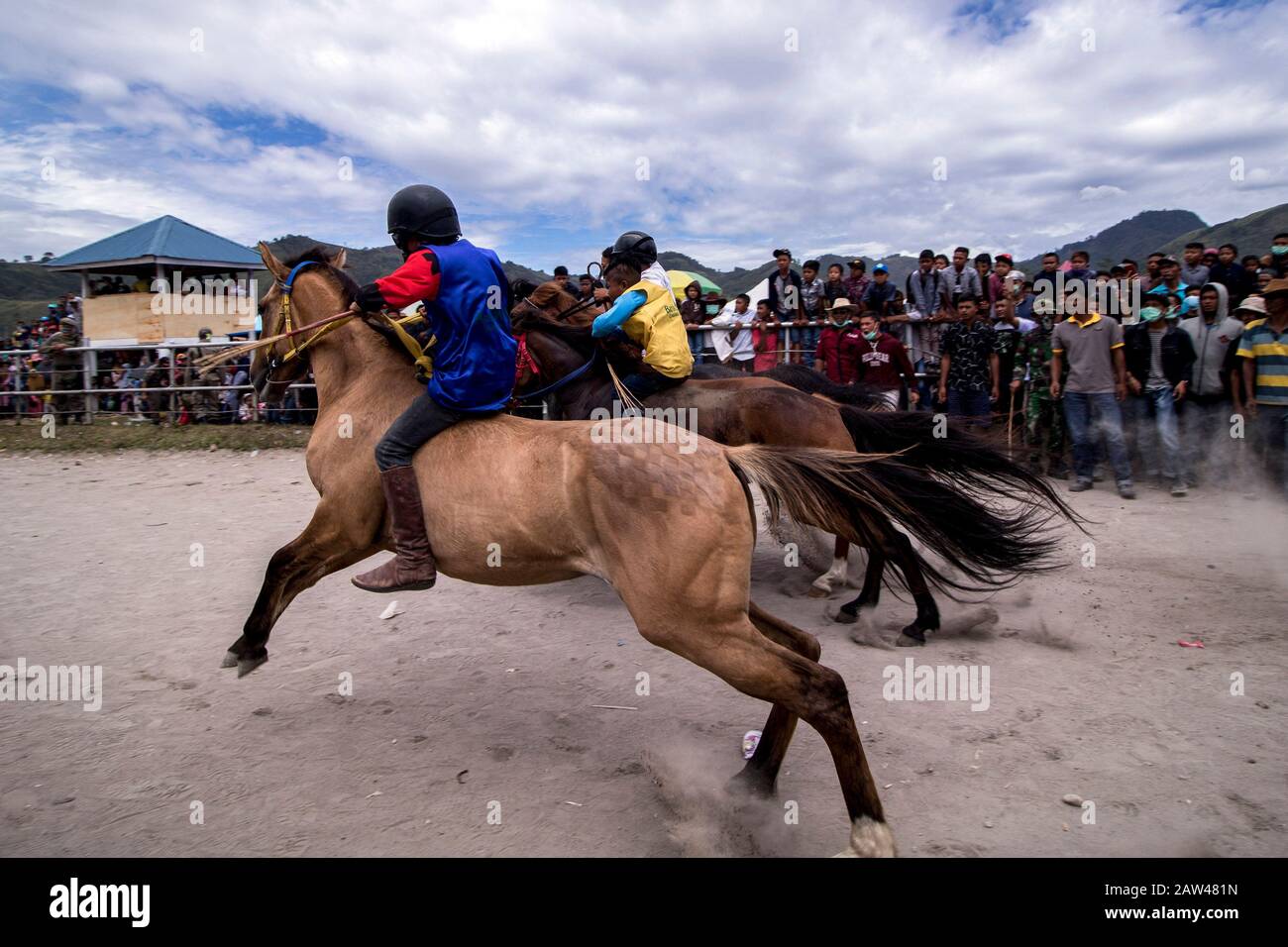 Les jeunes jockeys sont en course à HM Hasan, Blang Bebangka, district central d'Aceh, province d'Aceh, Indonésie, dimanche 1er septembre 2019. Les courses de chevaux traditionnelles de Gayo ont eu lieu depuis l'ère coloniale néerlandaise, la course de chevaux traditionnels de Gayo a lieu deux fois par an dans la Régence centrale d'Aceh, pour commémorer l'anniversaire de la ville de Takengon et commémorer l'anniversaire de la République d'Indonésie. Les petits jockeys lors de l'équitation sans être attristés, et ces chevaux sont le résultat de croiser les chevaux australiens et les petits chevaux gayo, maintenant les chevaux gayo ont commencé à monter en hauteur. Banque D'Images