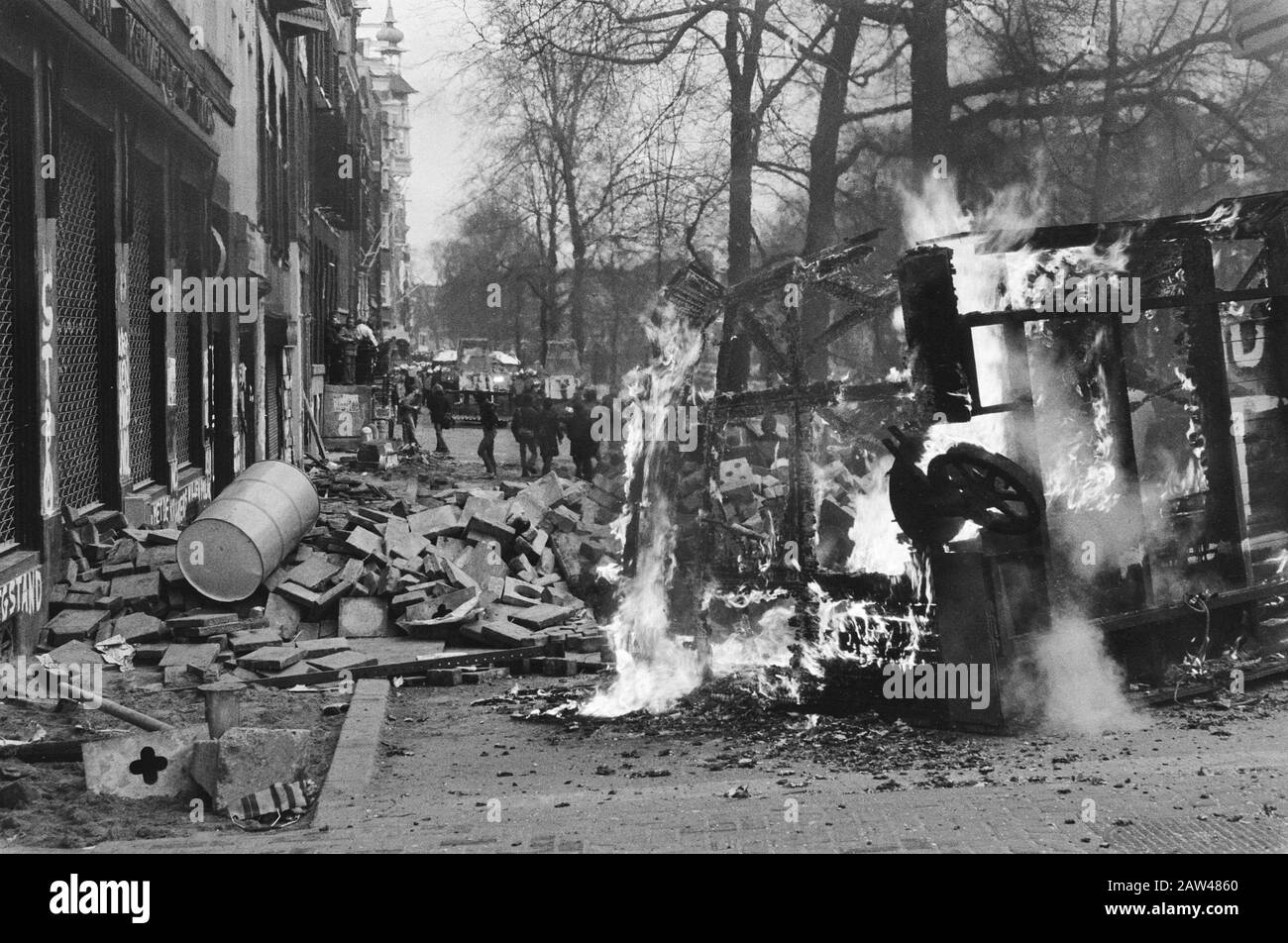 Évacuation d'un squat à Prinsengracht 715 à Amsterdam Débris et une barricade brûlante le chemin sur fond DE MOI Date: 9 février 1981 lieu: Amsterdam, Noord-Holland Prinsengracht mots clés: Brûlage, bâtiments, squatters, unité mobile, évictions, barricades de police Banque D'Images