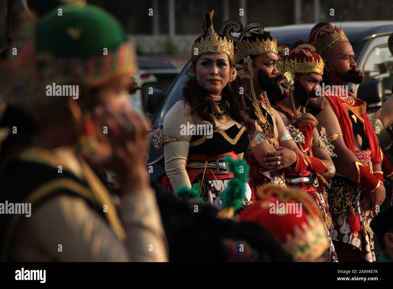 Des centaines d'artistes portaient le costume de marionnettes javanaises lors de la rupture du record Des Personnes avec La robe La Plus marionnette chez Tebing Breksi Yogyakarta, Indonésie, samedi 21 septembre 2019. Le record a éclaté après que plus de 250 personnes vêtues de marionnettes dansaient ensemble. Banque D'Images