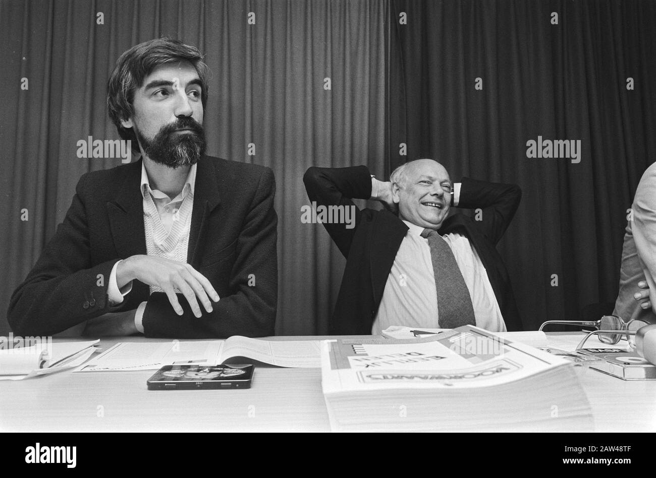 Manifeste du travail présente (Nieuwpoort, la Haye); Président du parti gauche Max Mountain, Den Uyl Date: 18 juin 1982 lieu: La Haye, Hollande-Méridionale mots clés: Partis politiques, programmes électoraux Nom De La Personne: Berg, Max van den, Uyl, Joop den Banque D'Images