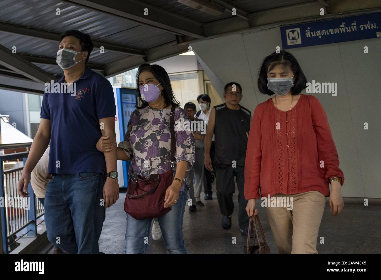 Bangkok, Bangkok, Thaïlande. 6 février 2020. Les membres du public traversent la station de transport en commun de Bangkok Sala Daeng tout en portant des masques de protection pour le visage en raison de la propagation du coronavirus. Crédit: Adryel Talamantes/Zuma Wire/Alay Live News Banque D'Images