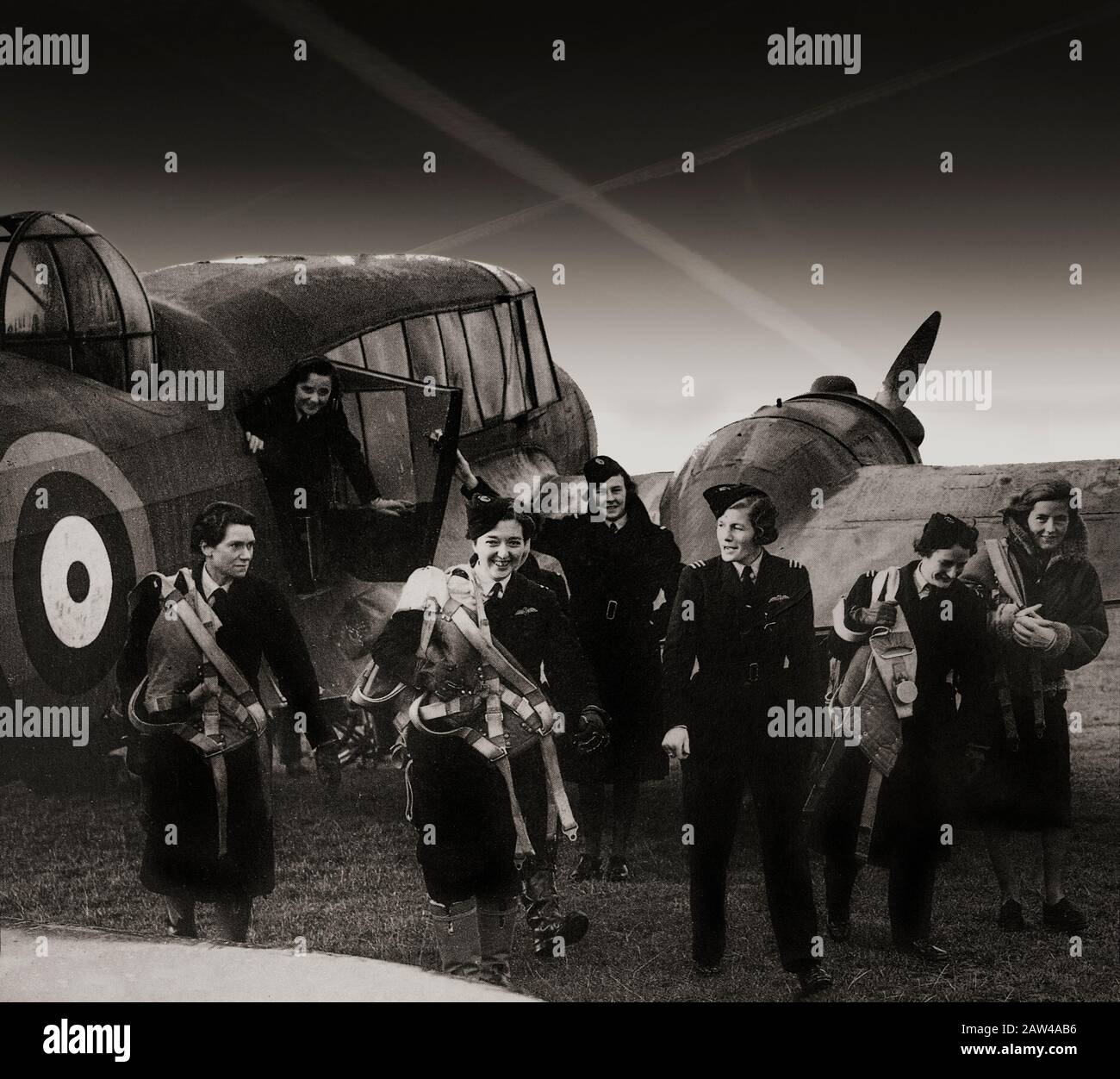 Une photo rare du Commandant Pauline Gower MBE, avec des pilotes de femmes. En novembre 1939, elle a été chargée d'organiser la section féminine de la Air Transport Auxiliary (ATA). Initialement, ils n'ont été autorisés à voler Tiger Moths de leur base à Hatfield, mais à la fin de la guerre il y avait 166 pilotes de femmes, un sur huit de tous les pilotes ATA. Banque D'Images