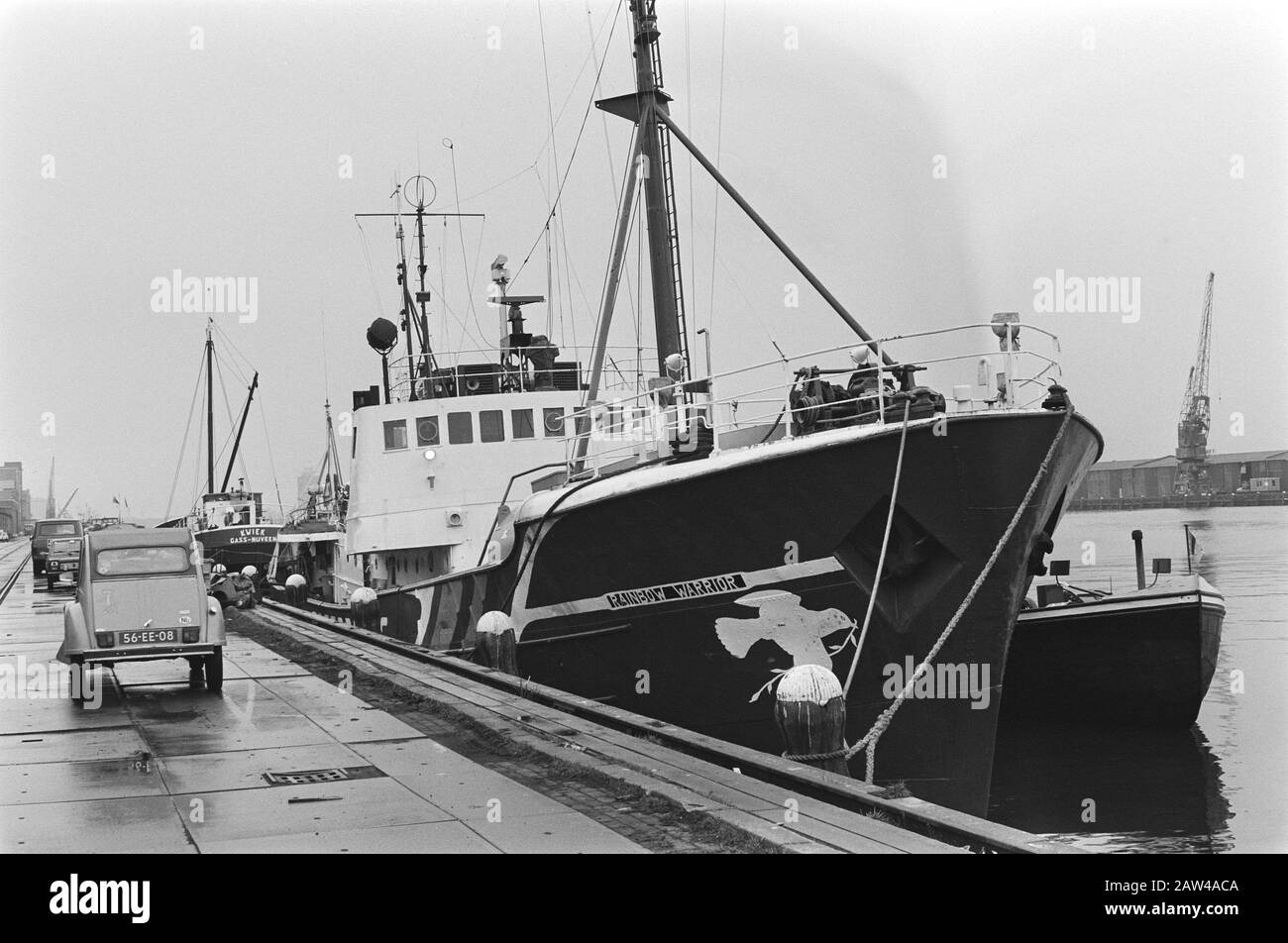 Rainbow Warrior of action Group Greenpeace pour le départ de New Foundland dans le port d'Amsterdam, The Rainbow Warrior dans le port d'Amsterdam Date: 2 mars 1981 lieu: Amsterdam, Noord-Holland mots clés: Groupes d'action, ports, navires Personne Nom: Greenpeace Rainbow Warrior Banque D'Images