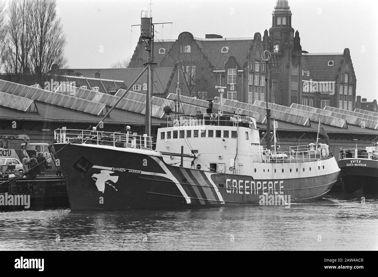 Groupe d'action Rainbow Warrior of Greenpeace avant de partir pour Terre-Neuve à Port d'Amsterdam 2 mars 1981 navire anglais Greenpeace Rainbow Warrior dans le port d'Amsterdam en attente de départ à Terre-Neuve, 2 mars 1981; Banque D'Images