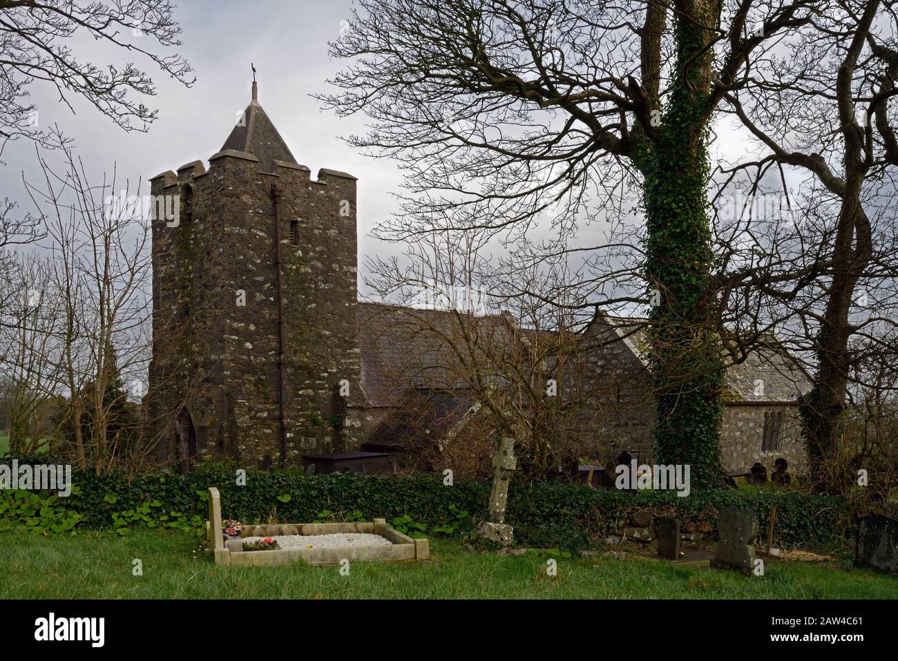 L'église St Mary's, Llanfair-yng-Nghornwy, est une église médiévale d'Anglesey. Il date du XIe siècle et est maintenant un bâtiment classé de niveau I. Banque D'Images
