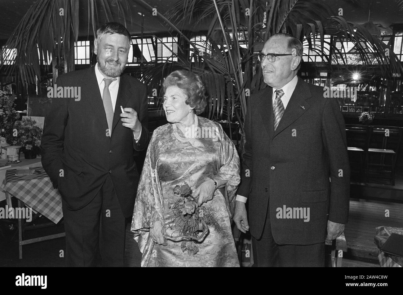 Le professeur de front Euwe doit soixante-quinze ans en tente sur Museumplein, M. et Mme Euwe avec donner Date: 21 mai 1976 mots clés: Réceptions Banque D'Images