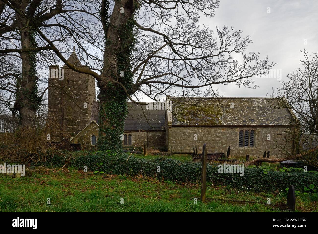 L'église St Mary's, Llanfair-yng-Nghornwy, est une église médiévale d'Anglesey. Il date du XIe siècle et est maintenant un bâtiment classé de niveau I. Banque D'Images