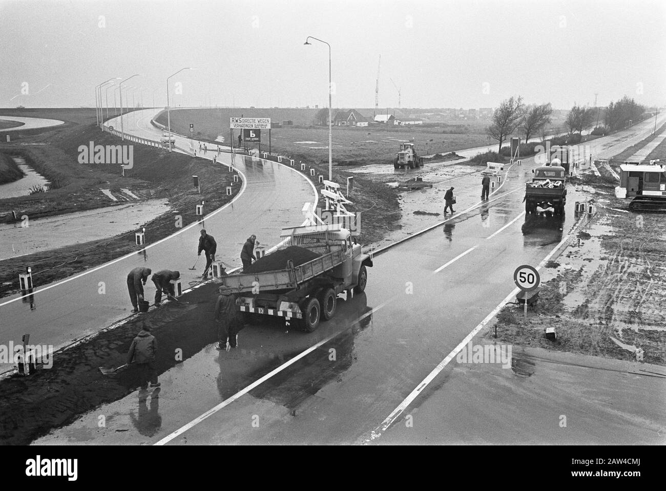 Cloverleaf Schiphol À Droite l'ancienne route, la partie gauche de la nouvelle feuille de trèfle Date : le 9 novembre 1966 lieu : North-Holland, Schiphol mots clés : routes, route Banque D'Images