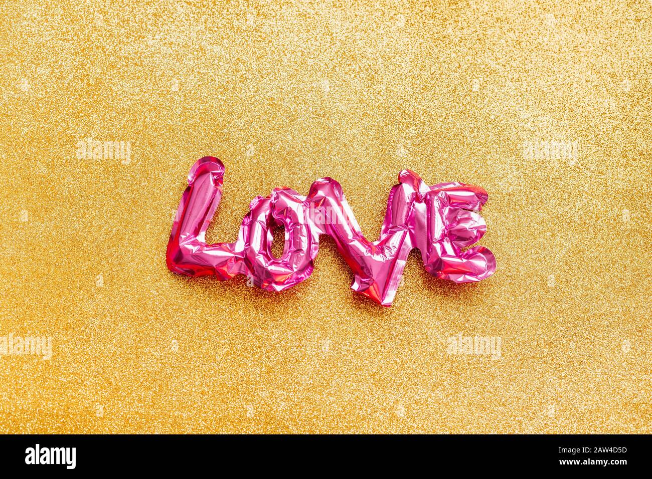 Concept créatif de la Saint Valentin. Coussin gonflable rose brillant en  forme de ballon mot Amour fond doré. Vue du dessus, plat et espace de  copie. Vacances, c Photo Stock - Alamy