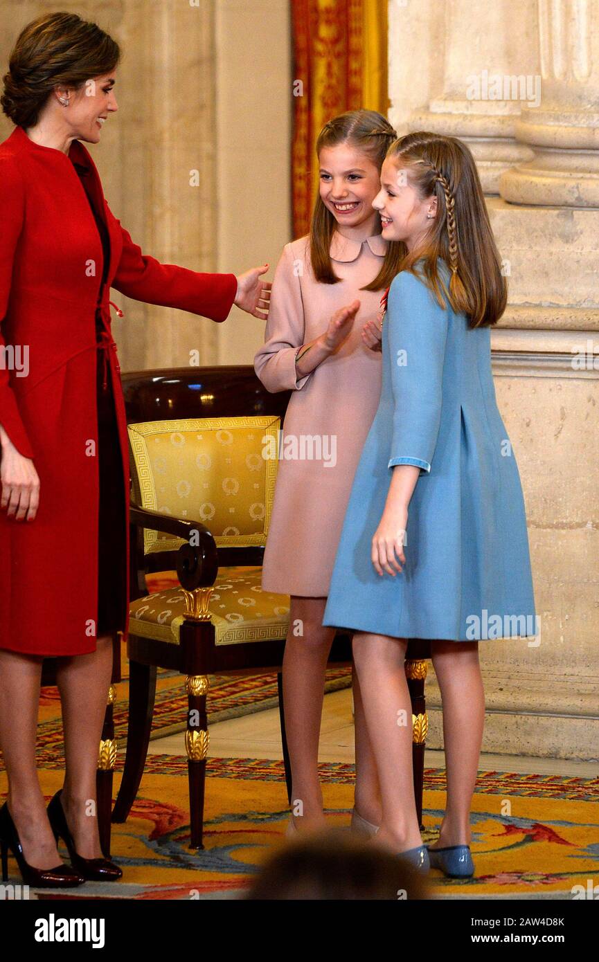 La princesse Leonor d'Espagne (r), la princesse Sofia d'Espagne (c) et la reine Letizia assistent à la cérémonie de l'ordre de la polaire dorée (Toison de Oro) au Royal P Banque D'Images