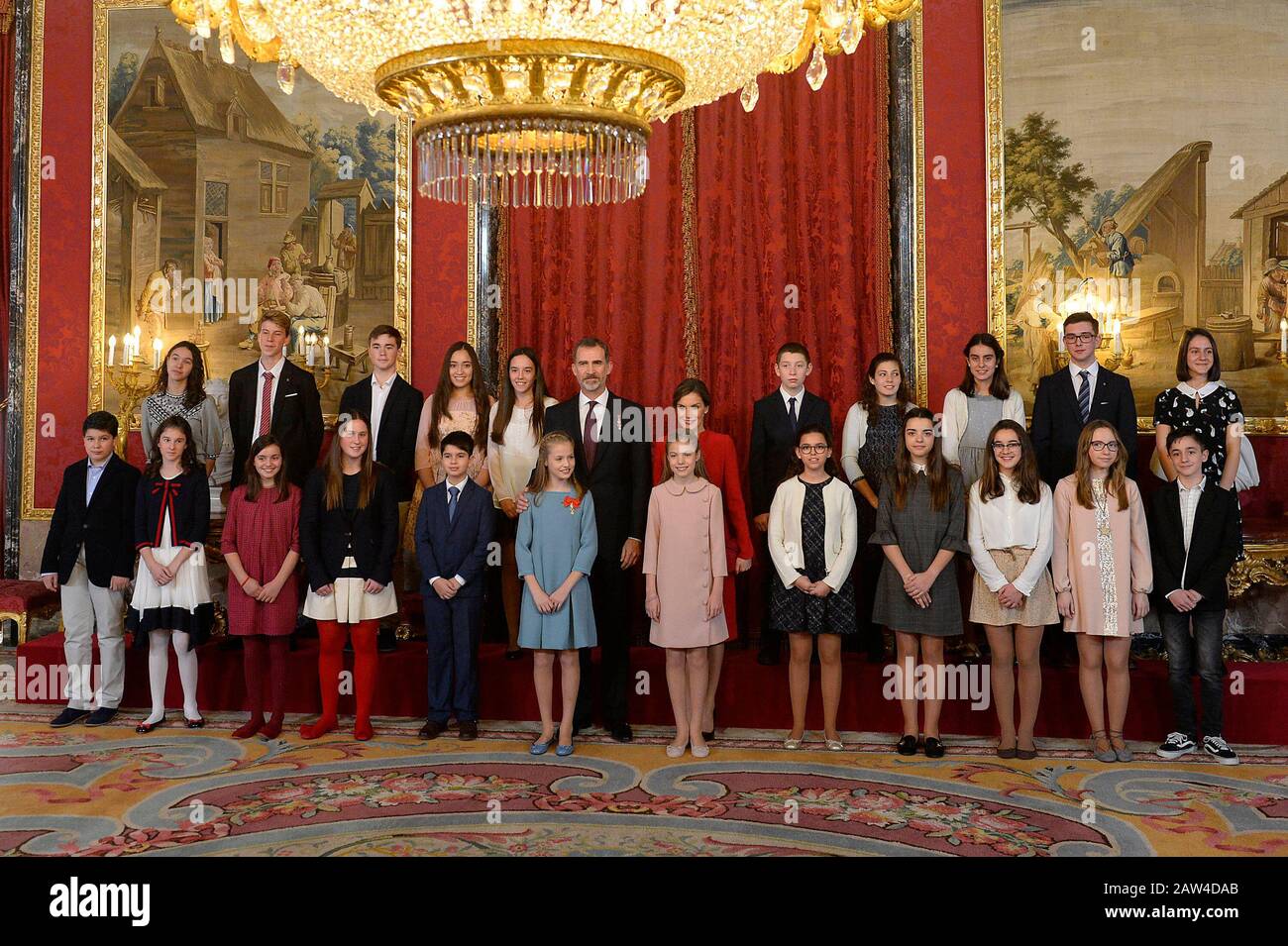 Le roi Felipe VI d'Espagne, la reine Letizia d'Espagne, la princesse Leonor d'Espagne (l) et la princesse Sofia d'Espagne (r) assistent à l'ordre du Golden Fleece (Toiso Banque D'Images