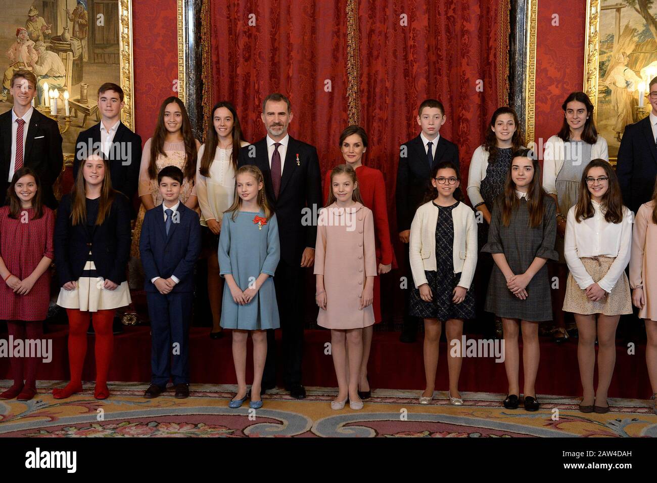 Le roi Felipe VI d'Espagne, la reine Letizia d'Espagne, la princesse Leonor d'Espagne (l) et la princesse Sofia d'Espagne (r) assistent à l'ordre du Golden Fleece (Toiso Banque D'Images