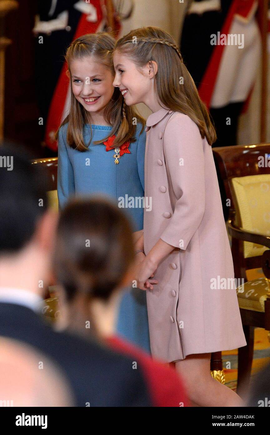 La princesse Leonor d'Espagne (l) et la princesse Sofia d'Espagne assistent à la cérémonie de l'ordre du Golden Fleece (Toison de Oro) au Palais Royal . 30 Janvier, Banque D'Images