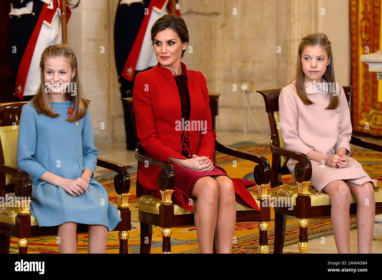 La princesse Leonor d'Espagne (l), la princesse Sofia d'Espagne (r) et la reine Letizia assistent à la cérémonie de l'ordre de la polaire dorée (Toison de Oro) au Royal P Banque D'Images