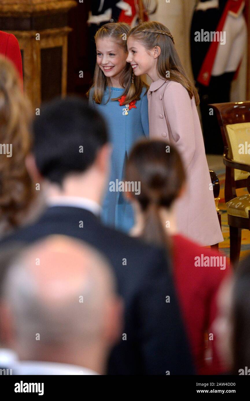 La princesse Leonor d'Espagne (l) et la princesse Sofia d'Espagne assistent à la cérémonie de l'ordre du Golden Fleece (Toison de Oro) au Palais Royal . 30 Janvier, Banque D'Images