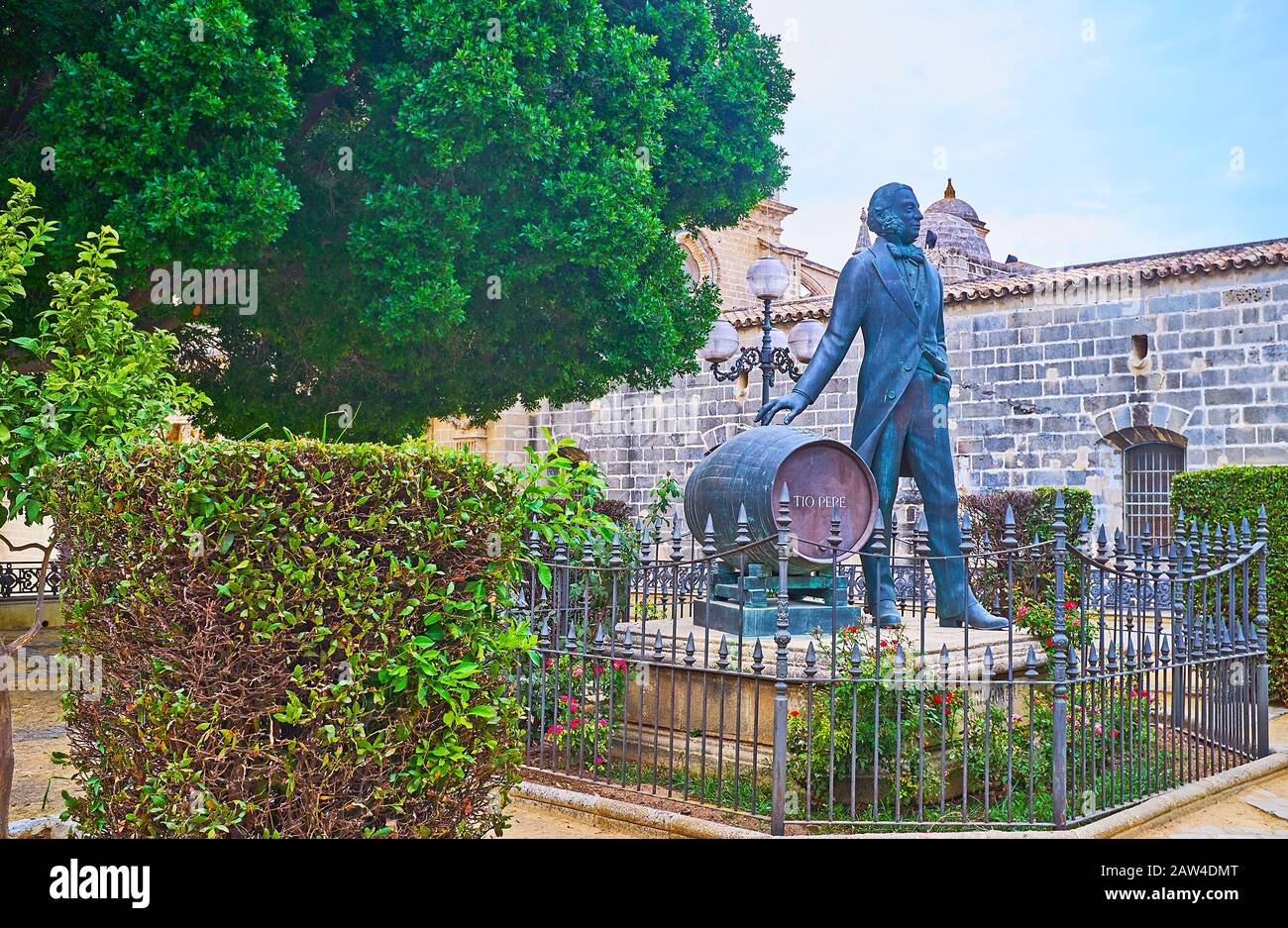 Jerez, ESPAGNE - 20 SEPTEMBRE 2019 : le monument à Tio Pepe avec un cépage de sherry est situé dans le bâtiment du domaine viticole de Bodegas Tio Pepe, le 20 septembre Banque D'Images