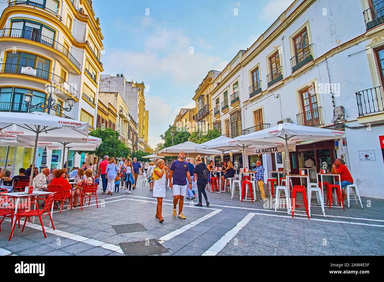 Jerez, ESPAGNE - 20 SEPTEMBRE 2019: Marcher rue Calle Larga - l'une des destinations les plus populaires de la vieille ville avec de nombreux restaurants et bars, en septembre Banque D'Images