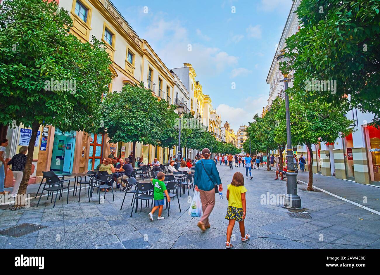 Jerez, ESPAGNE - 20 SEPTEMBRE 2019 : la rue Calle Larga est l'endroit idéal pour faire du shopping, des promenades paresseuses ou se détendre dans les cafés et bars locaux, le 2 septembre Banque D'Images