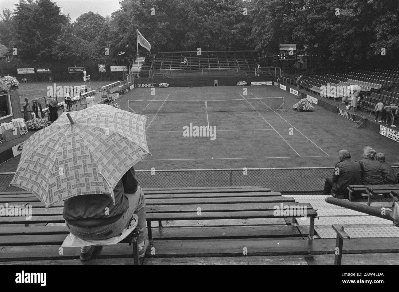 Pluie au tennis Melkhuisje; Homme avec parasol sur le stand Date: 22 juillet 1985 mots clés: Pluie, TENNIS, hommes, parapluies, stands Nom de l'établissement: Melkhuisje, 't Banque D'Images