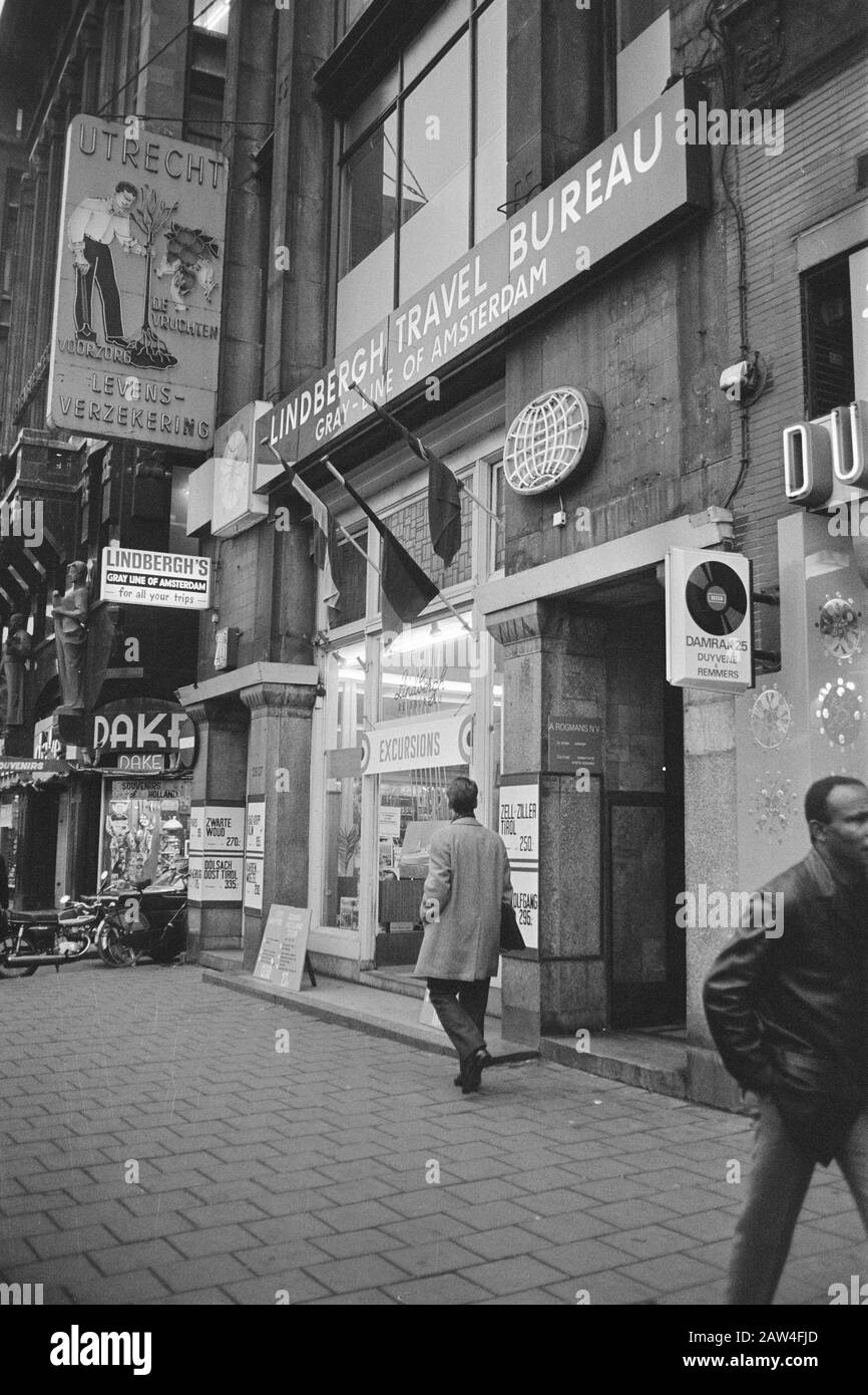 L'agence de voyage Lindbergh a été prise: Lindbergh office Damrak, Amsterdam extérieur Date: 3 janvier 1972 lieu: Amsterdam, Noord-Holland mots clés: Agence Nom De La Personne: Lindbergh Banque D'Images