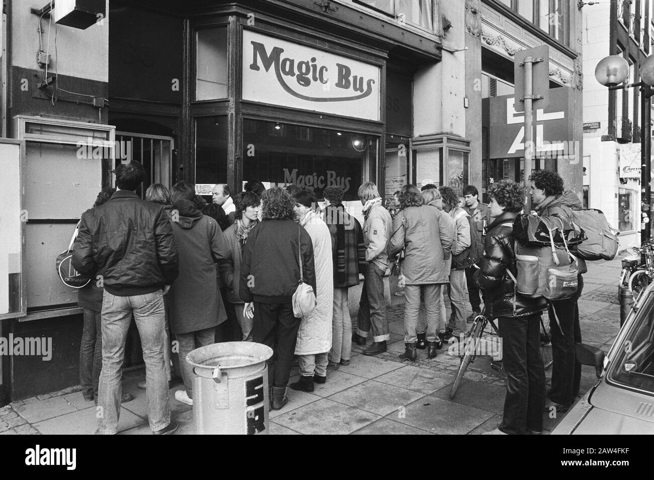 Organisation de voyage Magic bus en difficulté financière; exprimée après l'annonce du bureau à Rokin Date: 27 décembre 1982 lieu: Amsterdam, Noord-Holland mots clés: Organismes publics Banque D'Images