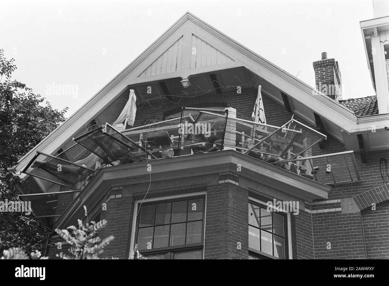 Squat Lucky Luijk à Jan Luyken à Amsterdam; barricades dormer Date: 2 août 1982 lieu: Amsterdam, Noord-Holland mots clés: Barricades, squatts Banque D'Images