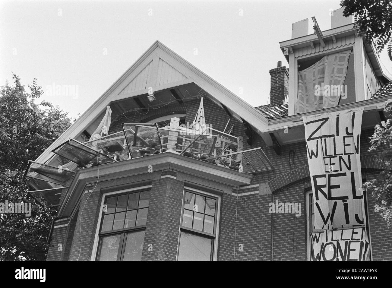 Squat Lucky Luijk à Jan Luyken à Amsterdam; barricades dormer Date: 2 août 1982 lieu: Amsterdam, Noord-Holland mots clés: Barricades, squatts Banque D'Images