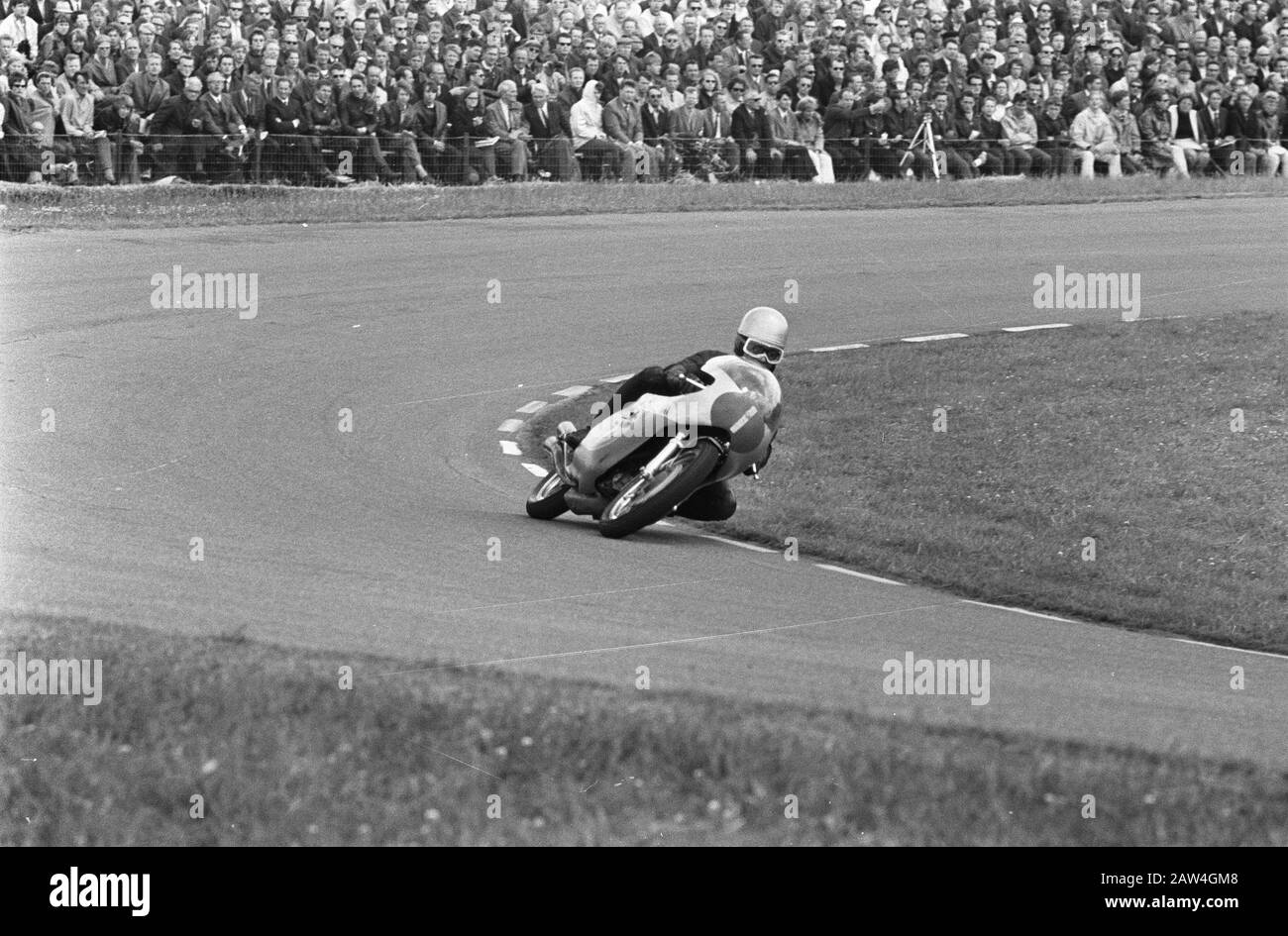 TT Assen 1969 Renzo Pasolini, le gagnant du 250 cc, sur A Benelli en action Date: 28 juin 1969 lieu: Assen, Drenthe mots clés: Motocyclettes, motocyclettes, sports automobiles, courses gagnants Nom De La Personne: Pasolini, Renzo Nom de l'institution: TT Banque D'Images