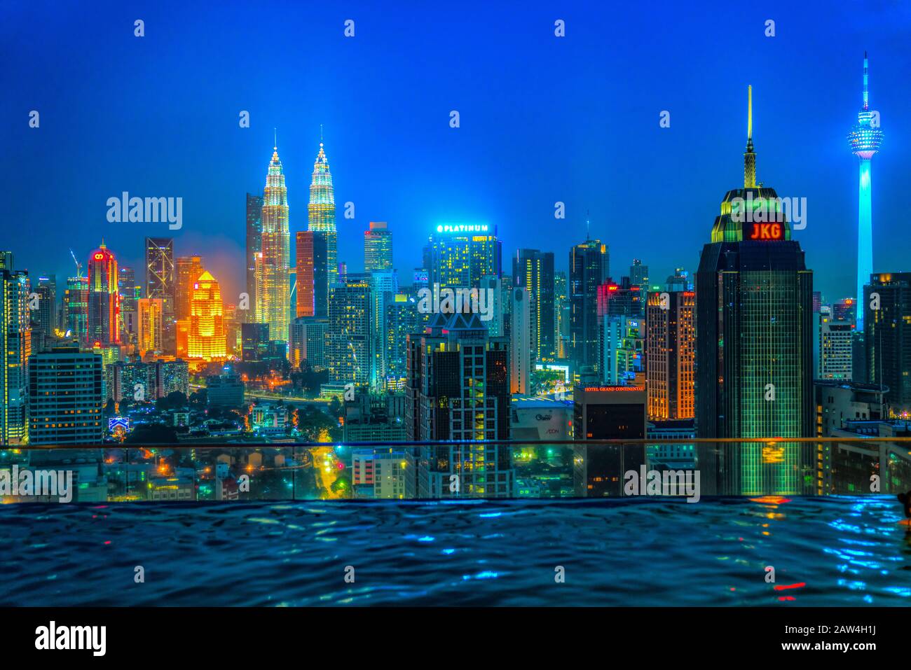 Kuala LUMPUR, MALAISIE - 19 FÉVRIER 2018 : horizon de la ville de Kuala Lumpur, avec les célèbres tours jumelles Petronas et la tour Kl. Banque D'Images