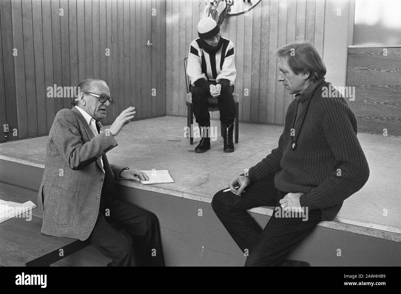 Répétition Gijsbrecht pièce organisée dans l'église baptiste jour du nouvel an. Williams Vanessa (AS Arend van Amstel) et Sigrid Koetse (as Badeloch) reçoivent des instructions du réalisateur Carel Briels Date: 16 décembre 1981 lieu: Amsterdam, Noord-Holland mots clés: Acteurs, actrices, répétitions, théâtre, réalisateurs de scène Nom De La Personne: Briels, Carel, Koetse, Sigrid, Shaffy, Ramses Banque D'Images