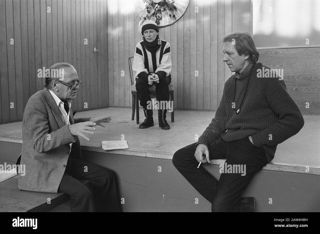 Répétition Gijsbrecht pièce organisée dans l'église baptiste jour du nouvel an. Williams Vanessa (AS Arend van Amstel) et Sigrid Koetse (as Badeloch) reçoivent des instructions du réalisateur Carel Briels Date: 16 décembre 1981 lieu: Amsterdam, Noord-Holland mots clés: Acteurs, actrices, répétitions, théâtre, réalisateurs de scène Nom De La Personne: Briels, Carel, Koetse, Sigrid, Shaffy, Ramses Banque D'Images