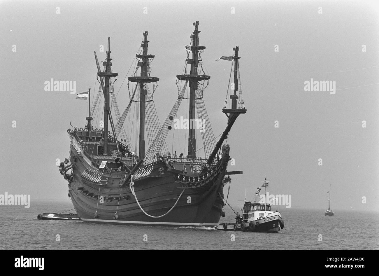 Réplique du navire de COV expédié de Makkum à Amsterdam Prins Willem près de Lelystad Date: 4 juillet 1985 lieu: Amsterdam, Lelystad, Makkum mots clés: Répliques Nom de l'établissement: VOC Banque D'Images