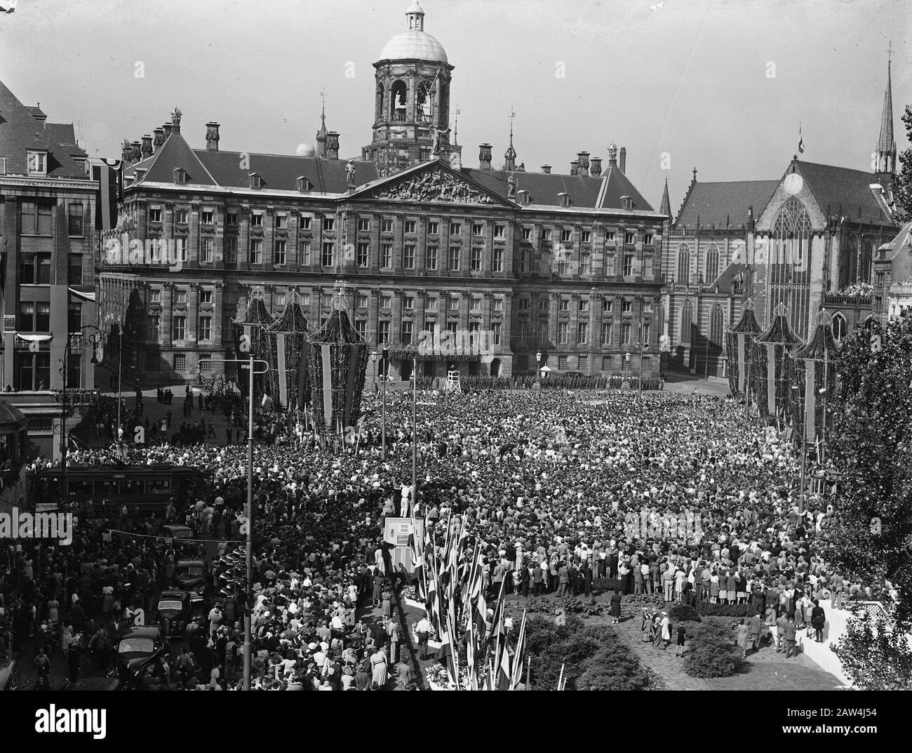Le 50ème jubilé De la reine Wilhelmina Se Foule sur le barrage, tandis qu'Aubade compte 19 000 chanteurs et écoliers. Date: 31 août 1948 lieu: Amsterdam, Noord-Holland mots clés: Aubades, anniversaires, maison royale Nom De La Personne: Wilhelmina, Queen Banque D'Images
