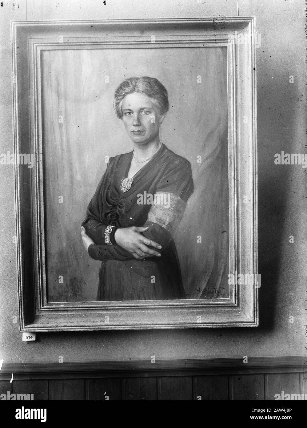 Portrait De Jacoba Van Tongeren Max Nauta, Daté Août 1945 Annotation: Nom Du Code Miss 2000. Elle porte un bracelet avec opschift Group en 2000 et une arme composée d'un Pelican avec le texte Biblia. Sur sa poitrine une grande broche avec le manteau national des armes Date: 1945 mots clés: Art, deuxième guerre mondiale, combattants de la résistance Personne Nom: Tongeren, Jacoba van Banque D'Images