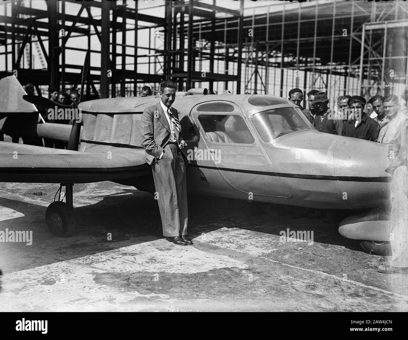 Taxi Aérien Fits Diepen Lands At Schiphol Date : 24 Juillet 1946 Lieu : Hollande-Méridionale, Schiphol Nom De La Personne : Diepen, Frits Nom De L'Établissement : Schiphol Banque D'Images