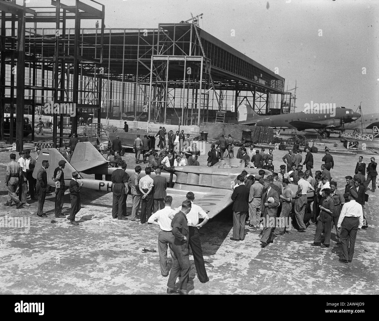 Air Taxi Fits Diepen Lands At Schiphol Date : 24 Juillet 1946 Lieu : North-Holland, Schiphol Mots Clés : Nom De L'Établissement De L'Aéronef : Schiphol Banque D'Images