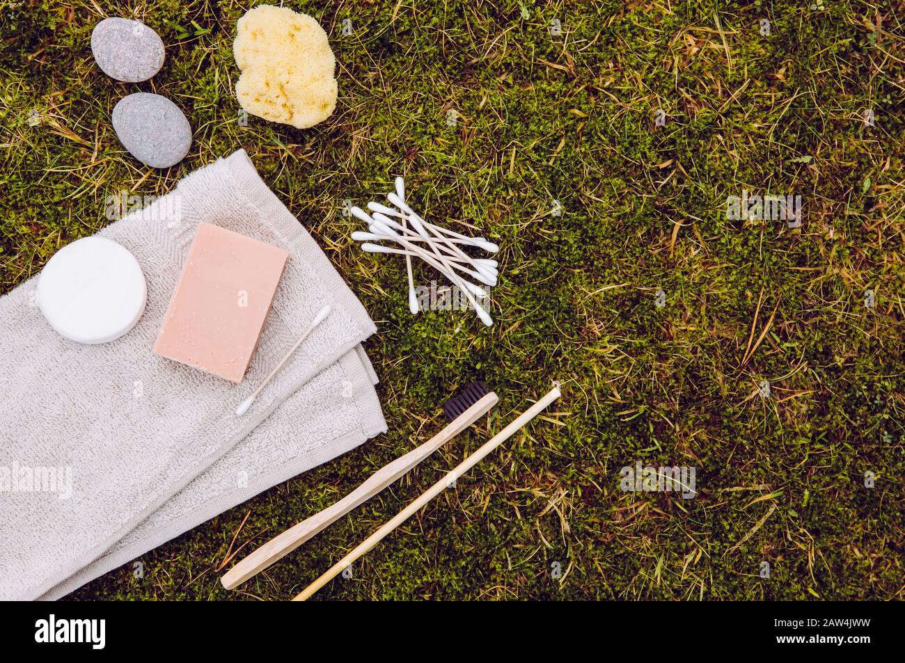 Concept de produits naturels et biodégradables. Divers produits de salle de bains sur la mousse verte naturelle à l'extérieur. Vue à plat avec beaucoup d'espace de copie. Fib bambou Banque D'Images