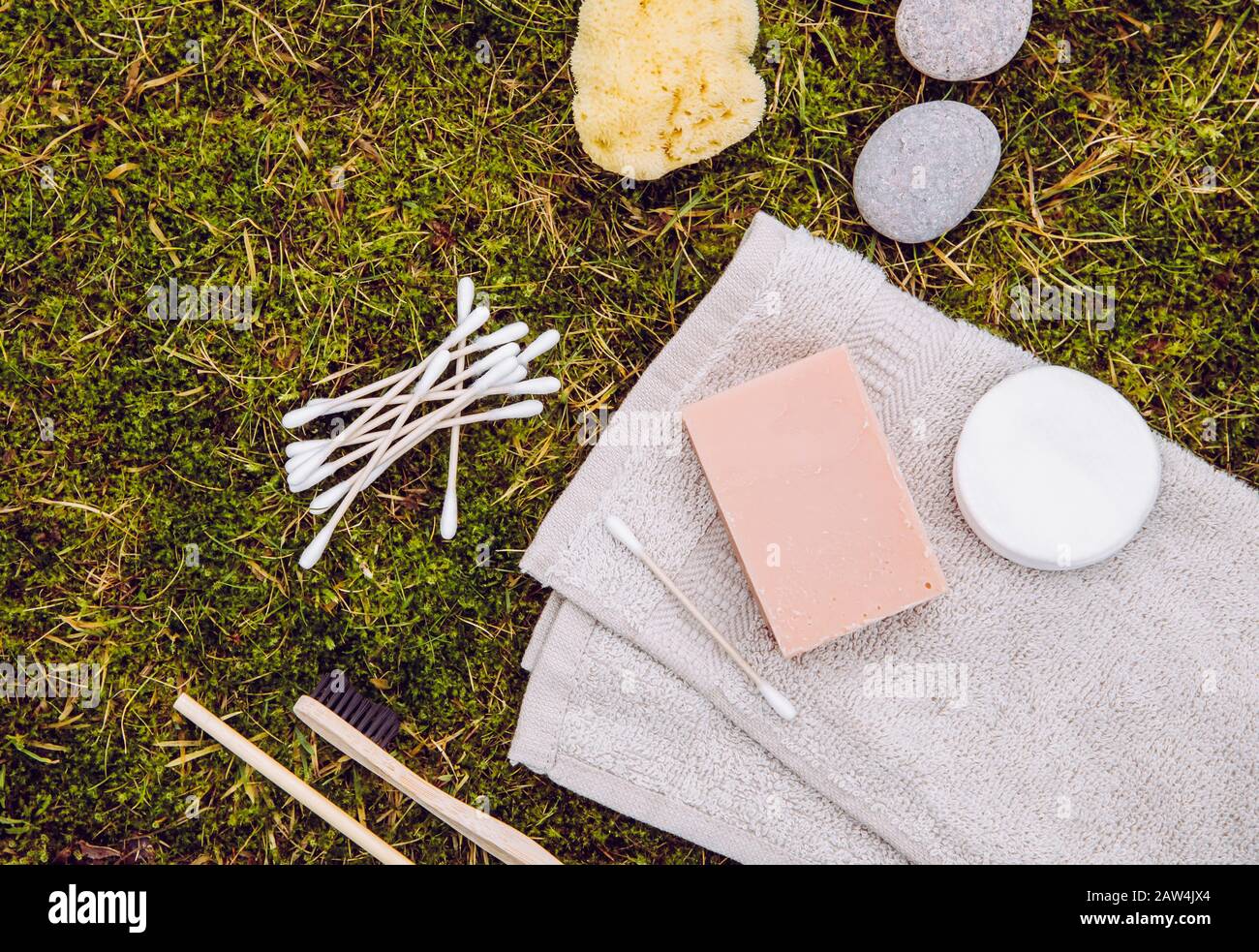 Concept de produits naturels et biodégradables. Divers produits de salle de bains sur la mousse verte naturelle à l'extérieur. Vue à plat avec beaucoup d'espace de copie. Fib bambou Banque D'Images